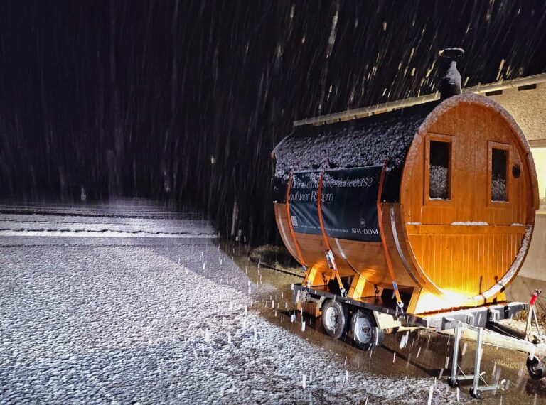 Mobile Fasssauna im Winter in Betrieb auf dem Land