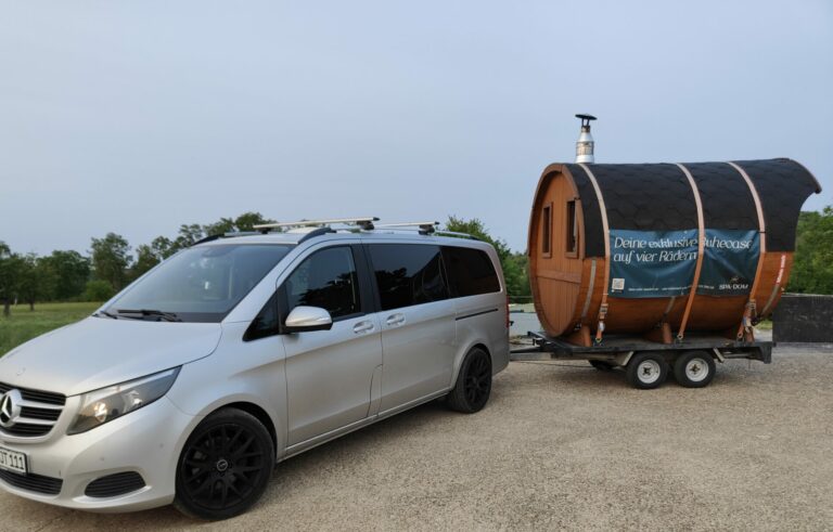 Lieferung der mobilen Sauna mit Transporter und Anhänger