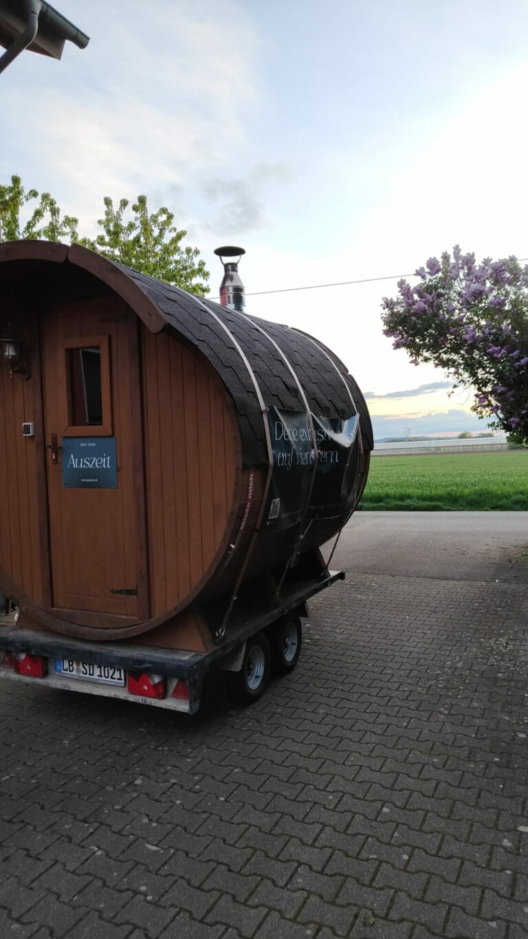 Mobile Sauna in einem privaten Innenhof