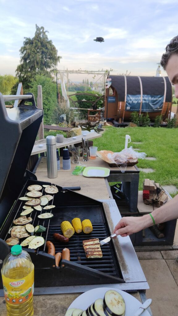Mobile Sauna im Garten neben dem Grillplatz