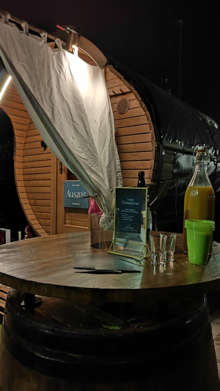 Getränketisch vor der mobilen Sauna bei einer Vereinsfeier