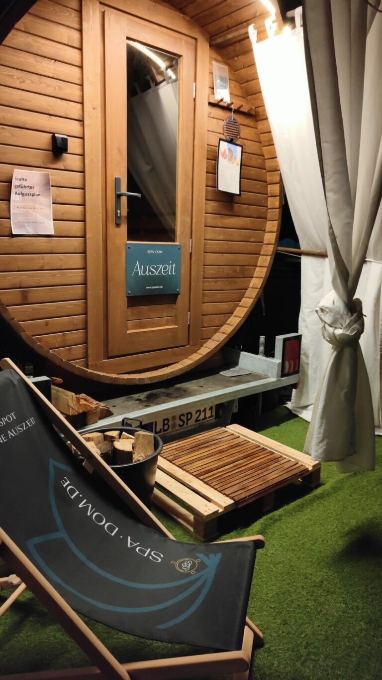 Ambiente beim Sauna-Event mit Vorhang und Holzfass