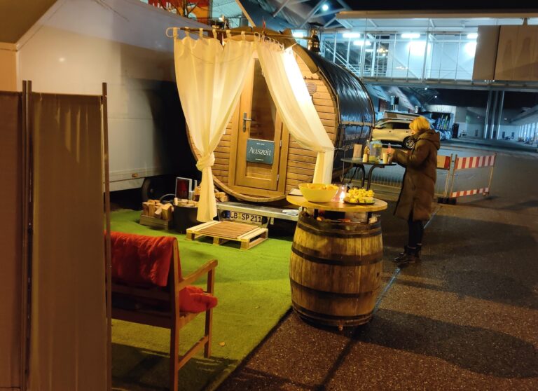 Mobile Sauna beim Abend-Event mit Liegestuhl und Kunstrasen