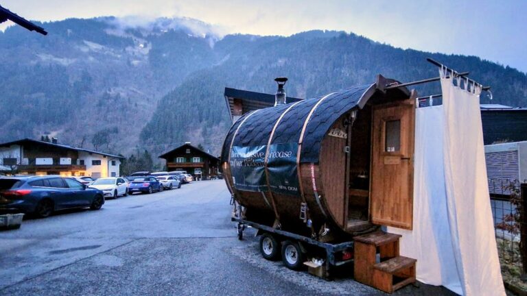 Mobile Fasssauna auf dem Anhänger im verschneiten Montafon
