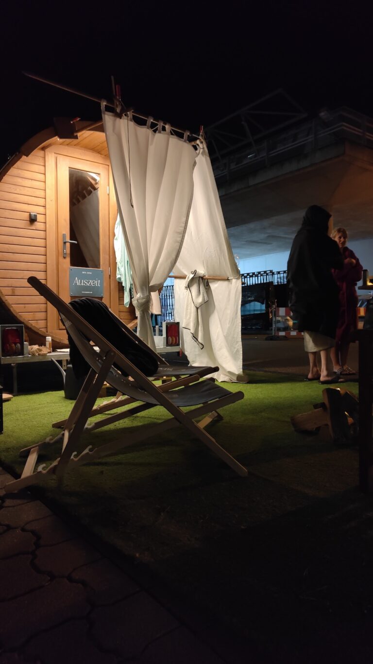 Mobile Sauna als Eventsauna auf der Messe Stuttgart am Abend