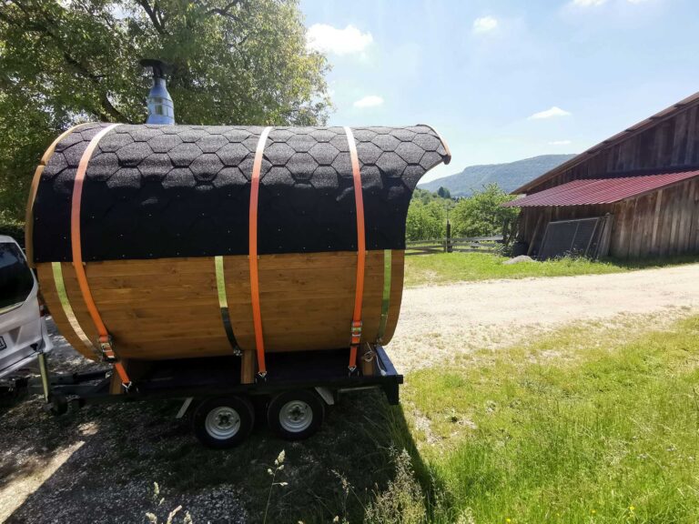 Mobile Fasssauna auf dem Anhänger auf einer Wiese