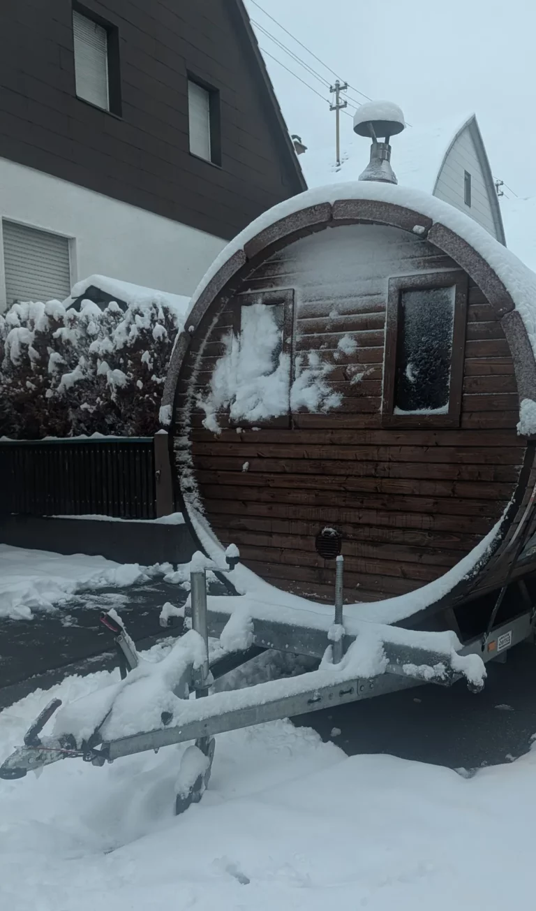 Verschneite mobile Fasssauna am Straßenrand