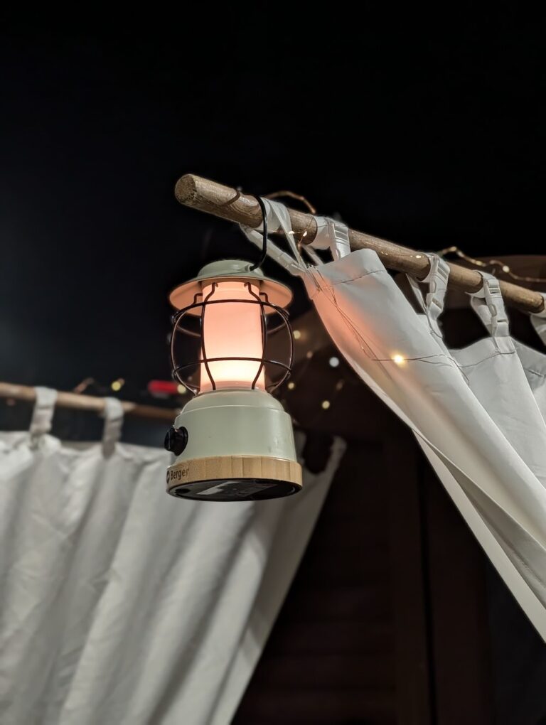 Laterne und Vorhang am Sauna-Eingang bei Nacht