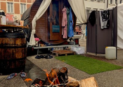 Mobile Sauna beim Eisbaden auf dem Marktplatz