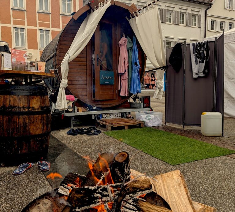 Mobile Sauna beim Eisbaden auf dem Marktplatz