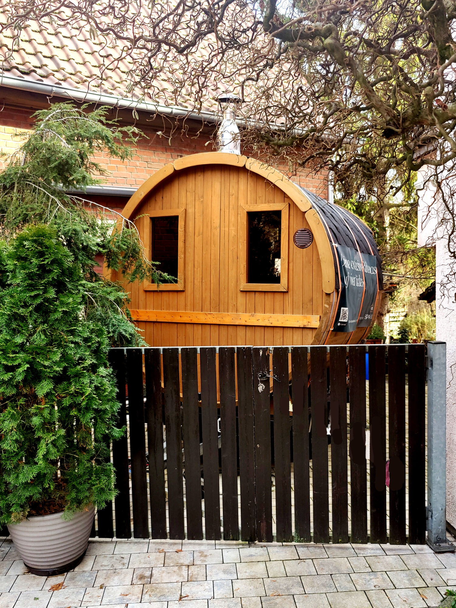 Mobile Fasssauna im Hinterhof aufgebaut Mobile Fasssauna im Hinterhof aufgebaut