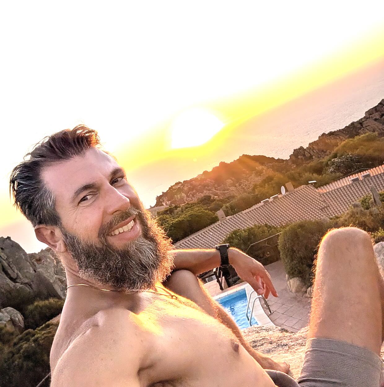 Thomas Nething entspannt bei Sonnenuntergang am Meer