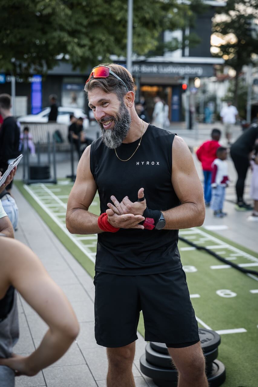 Thomas Nething als HYROX Coach bei einem Outdoor-Training in Ludwigsburg